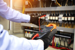 Rischi e misure di sicurezza per il lavoro con attrezzature elettriche
